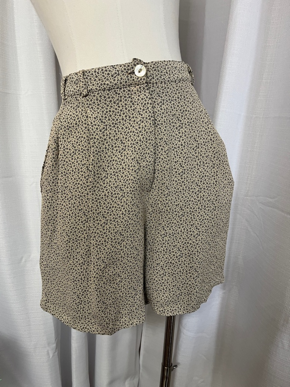 Vintage Original Bellissima Basic Style High Rise Shorts